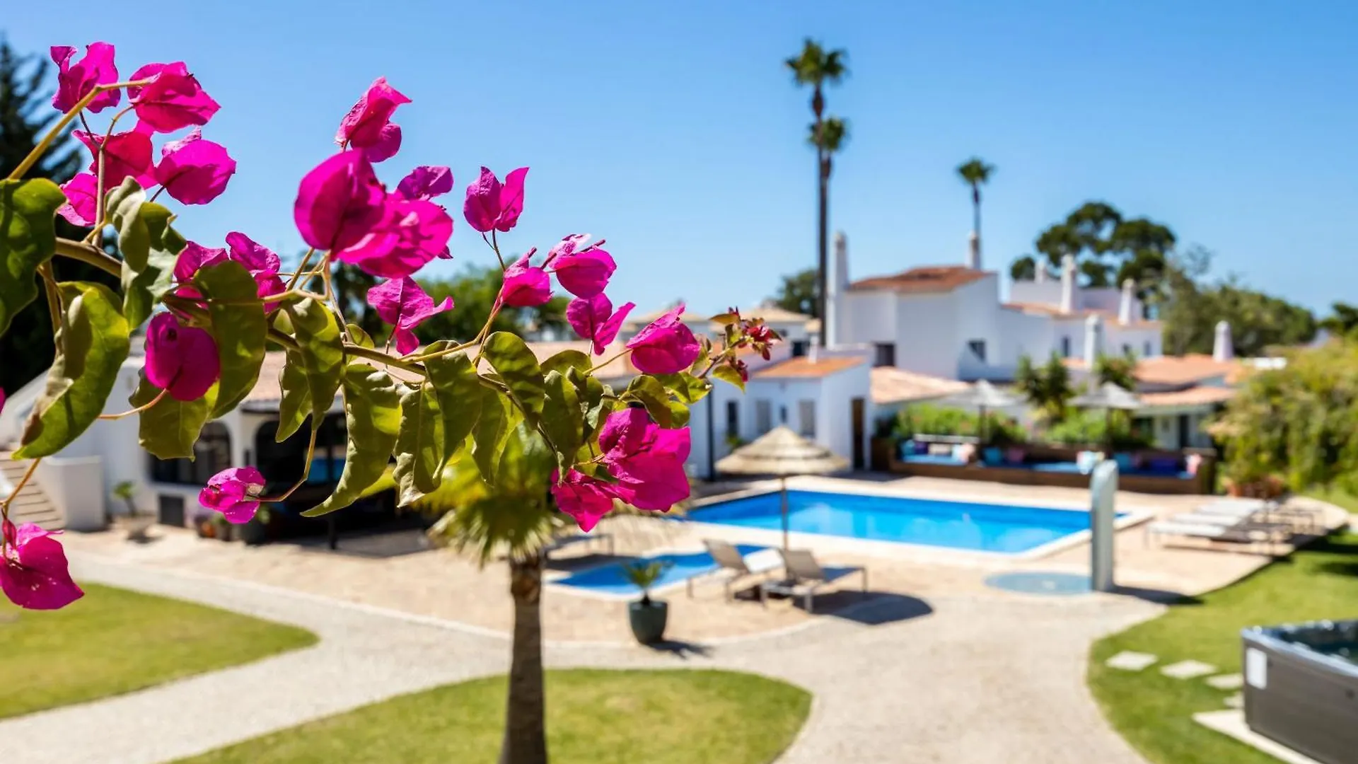 Amazing Carvoeiro Villa Villa Carvoeiro Grande 16 Bedrooms Private Pool Great For Large Groups Algarve  卡武埃鲁