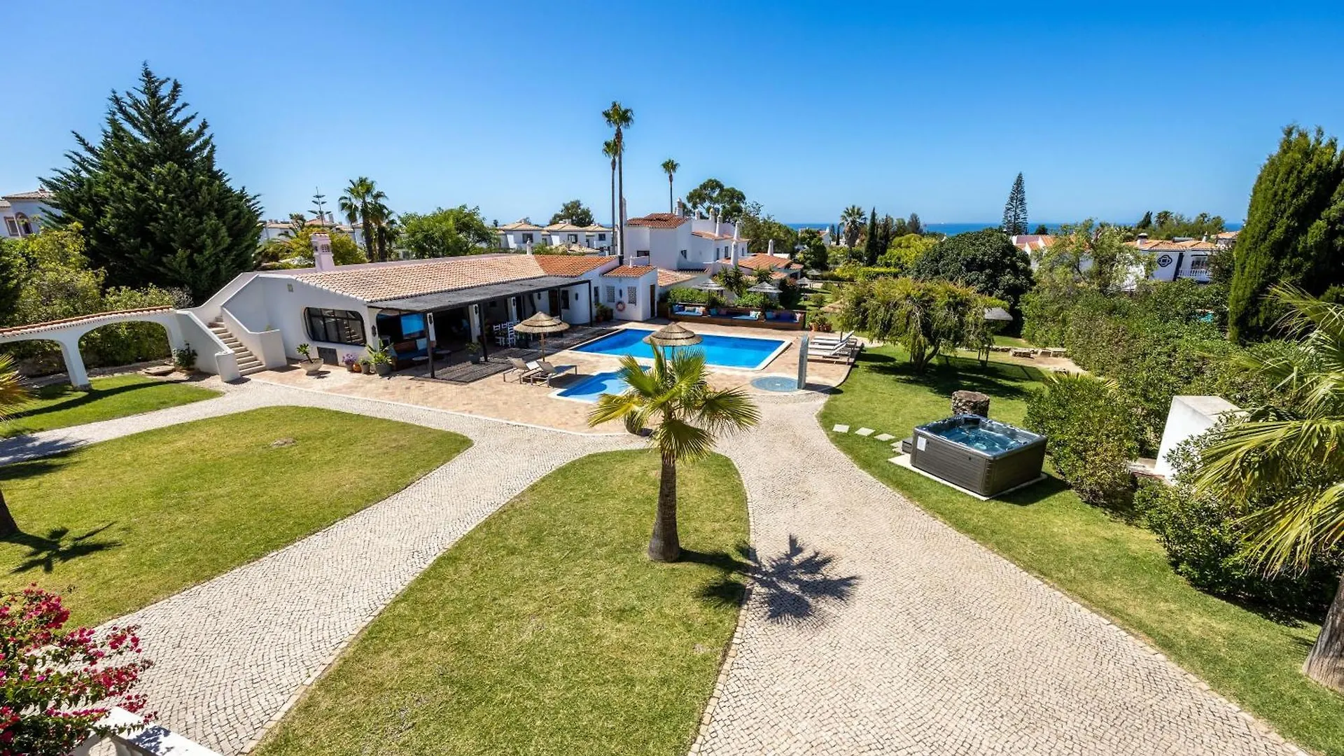 Amazing Carvoeiro Villa Villa Carvoeiro Grande 16 Bedrooms Private Pool Great For Large Groups Algarve 0*, Carvoeiro (Lagoa)