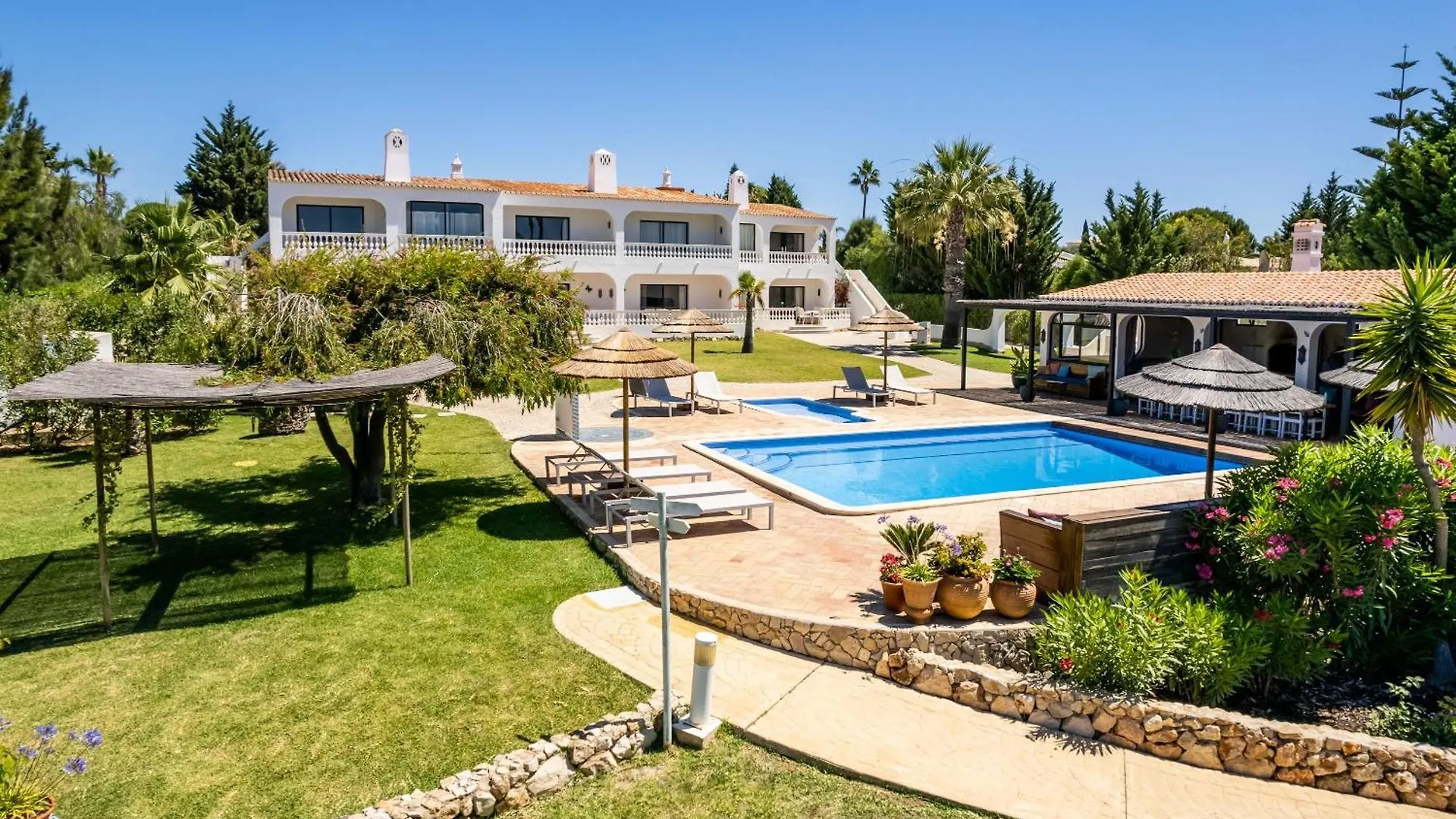 Amazing Carvoeiro Villa Villa Carvoeiro Grande 16 Bedrooms Private Pool Great For Large Groups Algarve 0*, 卡武埃鲁